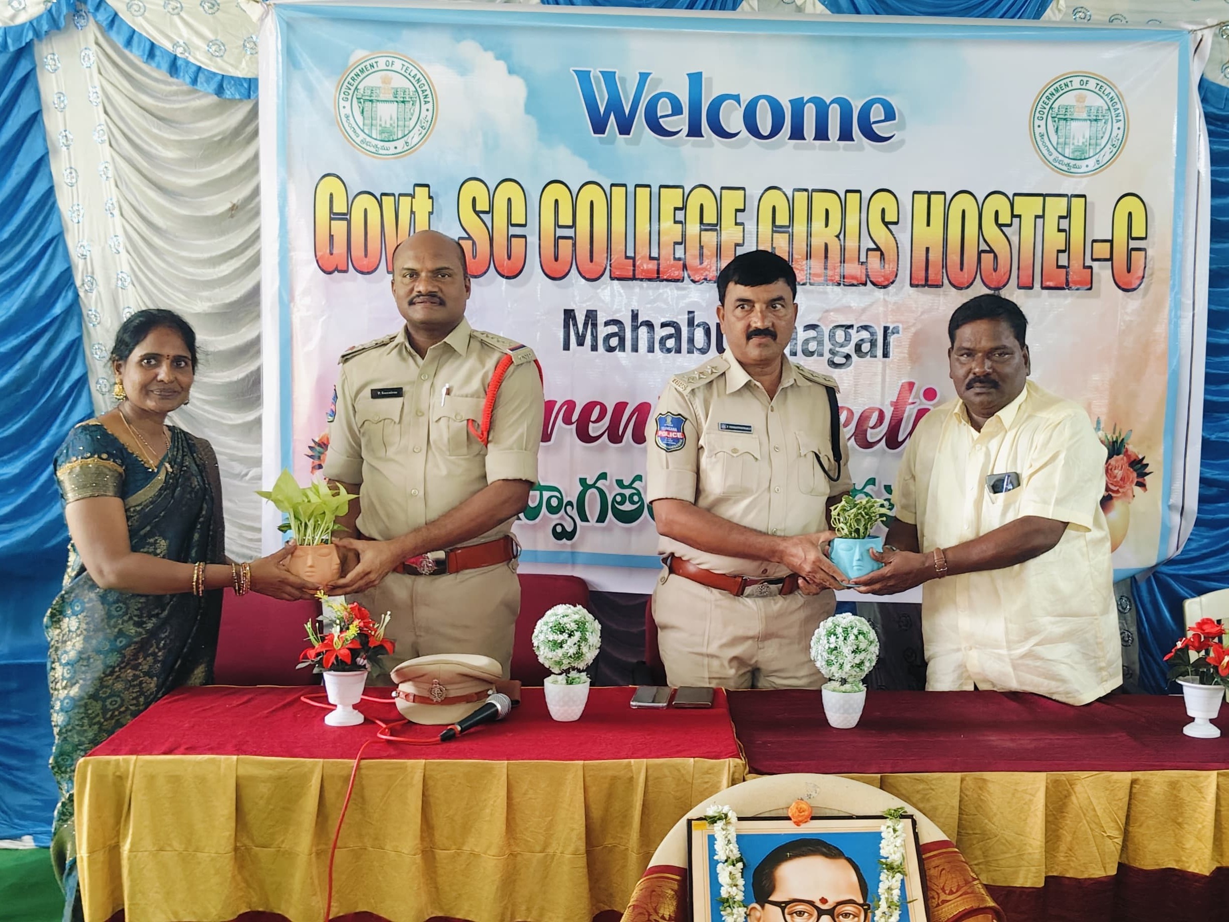 ‘విద్యార్థులు చదువుపై దృష్టి పెట్టి విలువలతో జీవితాన్ని గడపాలి’