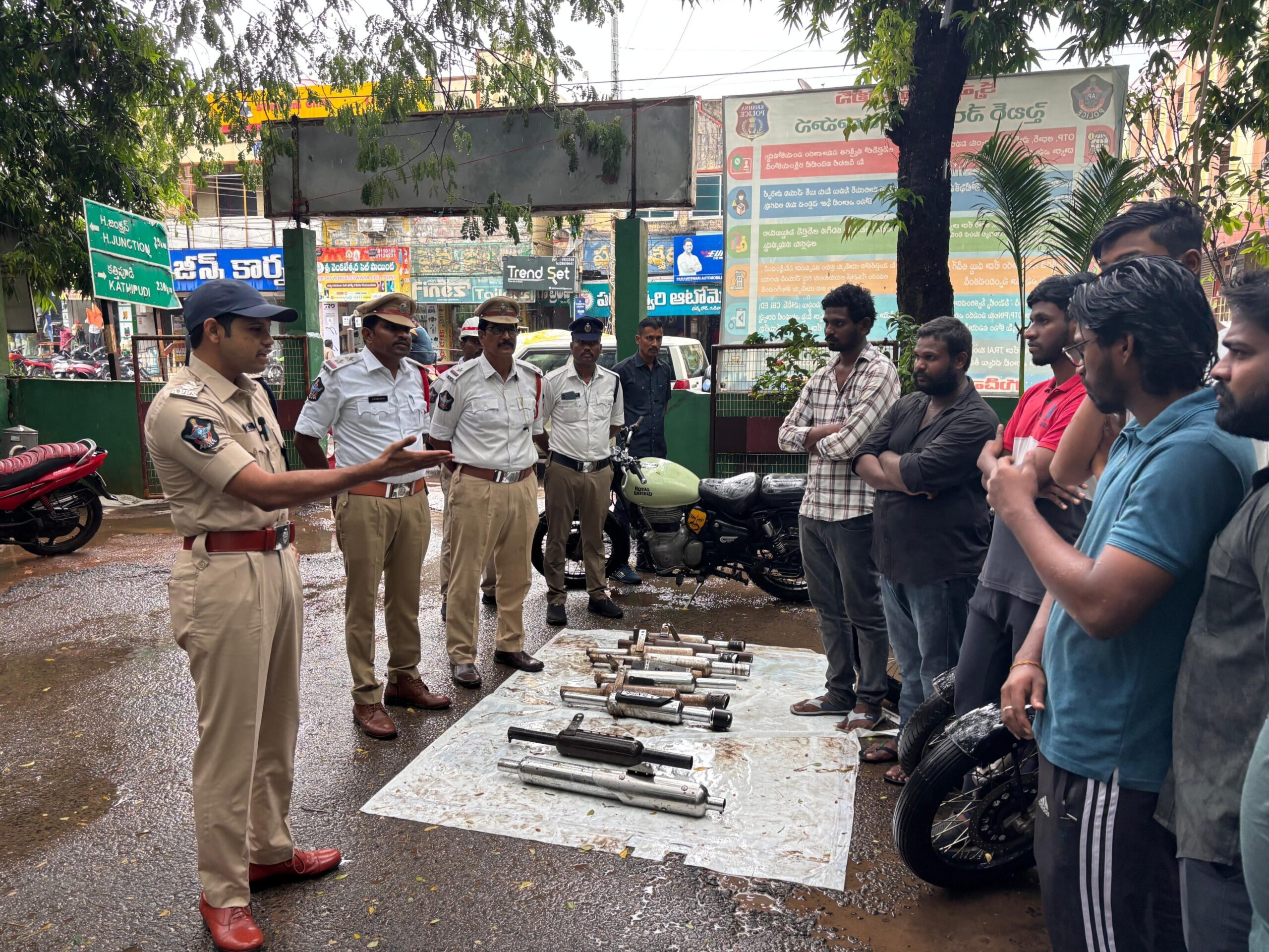 గుడివాడలో వాహనదారులకు కౌన్సిలింగ్