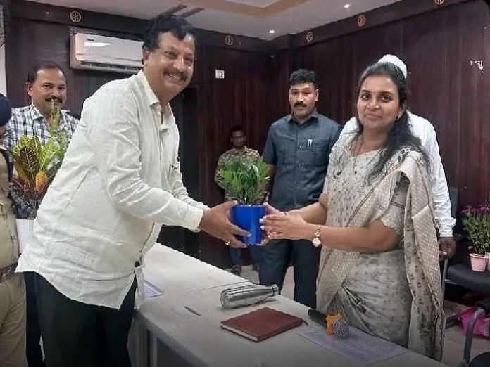కలెక్టర్‌ను కలిసిన వయోజన ఉప సంచాలకుడు