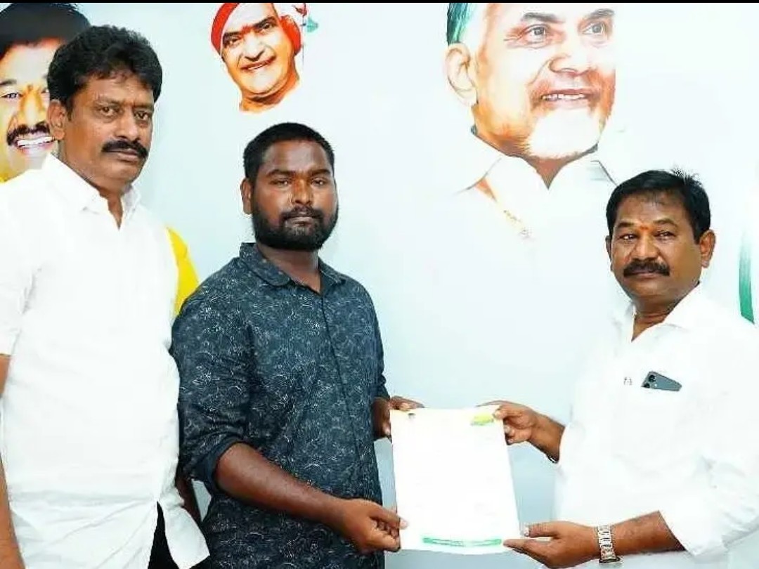 చెక్కులు పంపిణీ చేసిన మంత్రి స్వామి