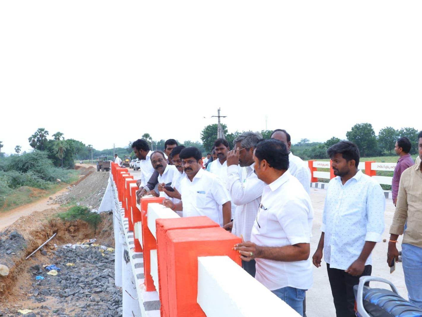 గన్నవరం బ్రిడ్జిని పరిశీలించిన ఎమ్మెల్యే