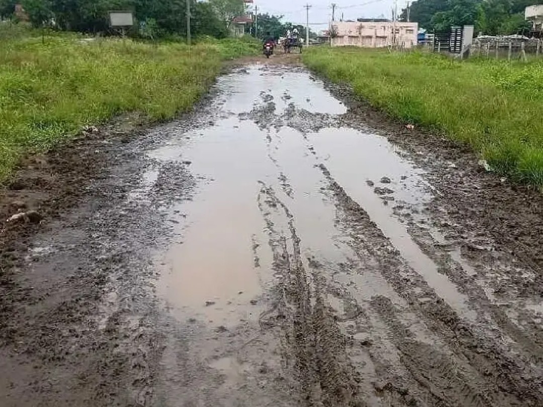 బురదమయంగా రోడ్డు