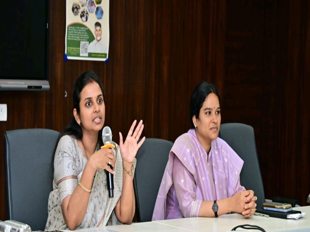 సమిష్టి కృషితో జిల్లాను అభివృద్ధి చేద్దాం: కలెక్టర్
