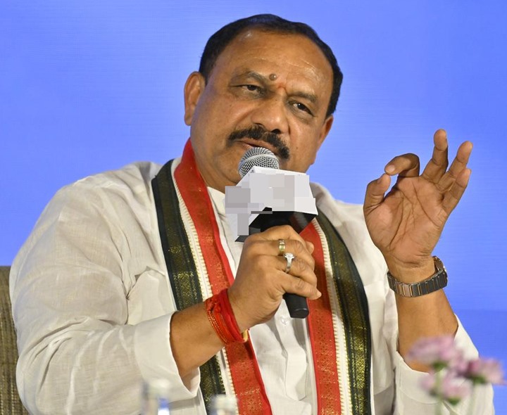 కవిత వ్యాఖ్యలకు కేటీఆర్ సమాధానం చెప్పాలి: TPCC