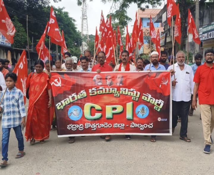 ‘మట్టి మనుషులను పోరాటయోధులుగా మార్చింది ఎర్రజెండా’