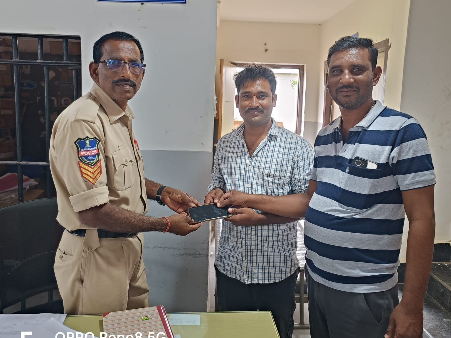 పోగొట్టుకున్న ఫోన్ అందజేత