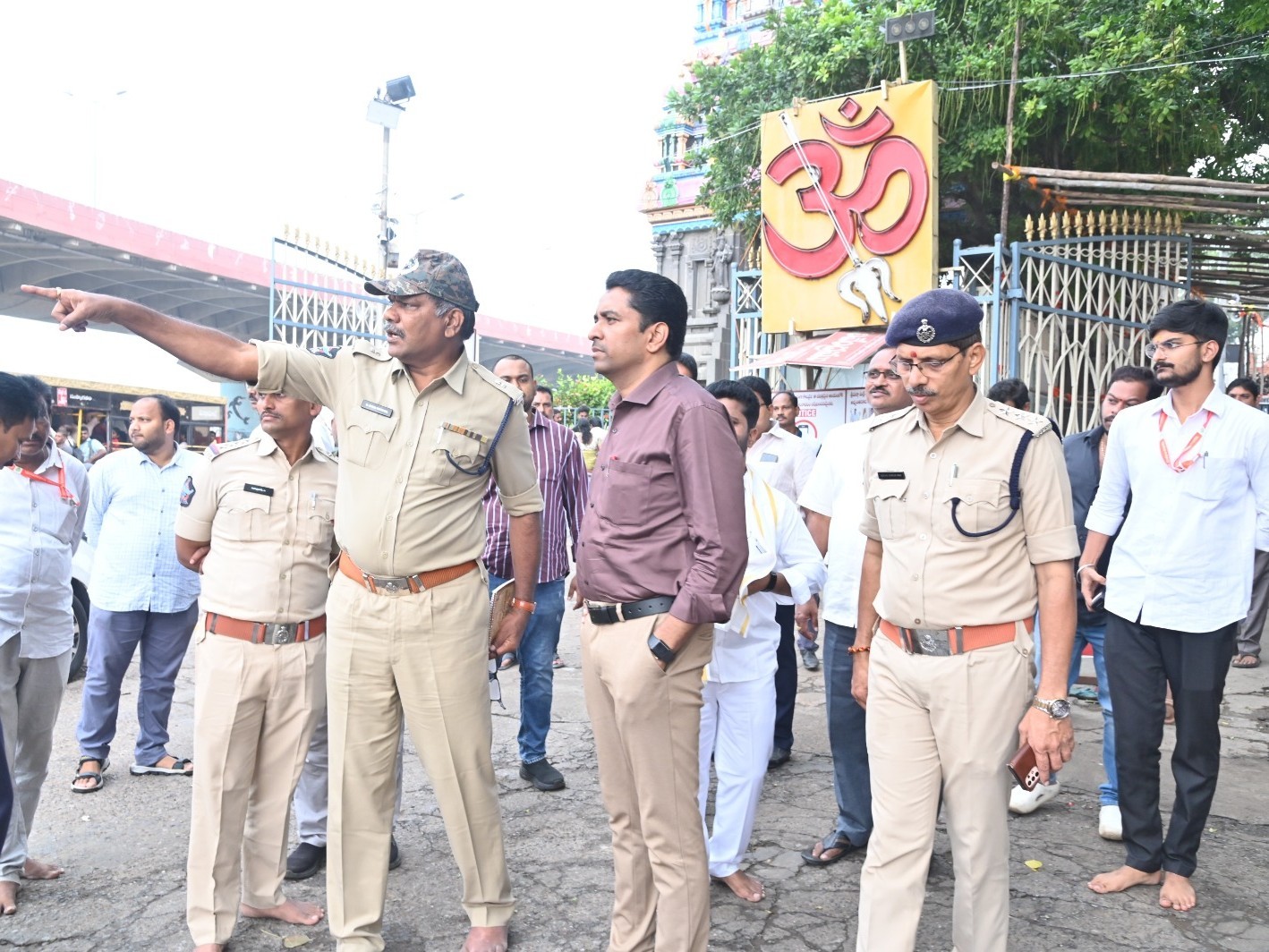 ద‌స‌రా ఉత్స‌వాల ఏర్పాట్లను పరిశీలించిన : కలెక్టర్