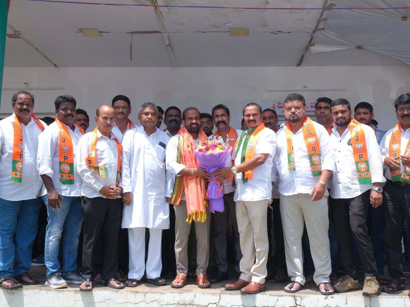 YCPకి షాక్.. నేతలు అందరు బీజేపీలో చేరిక