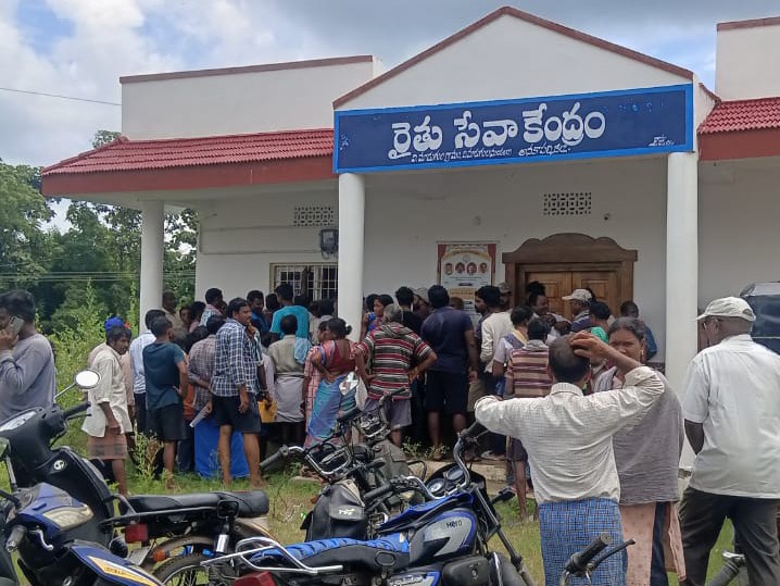 యూరియా కోసం ఎగబడ్డ రైతులు