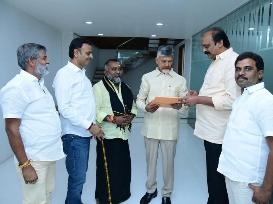 ముఖ్యమంత్రిని కలిసిన పూతలపట్టు MLA