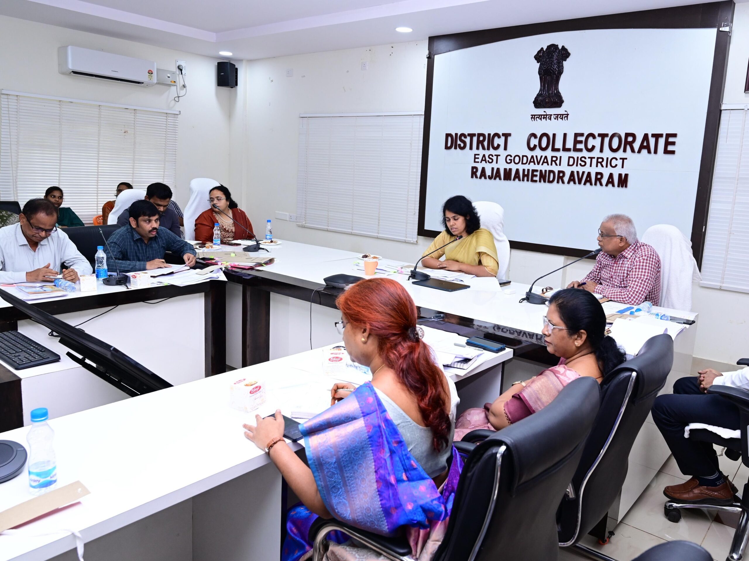 ప్రజల సమస్యలపై స్పష్టమైన వైఖరి అవసరం: కలెక్టర్
