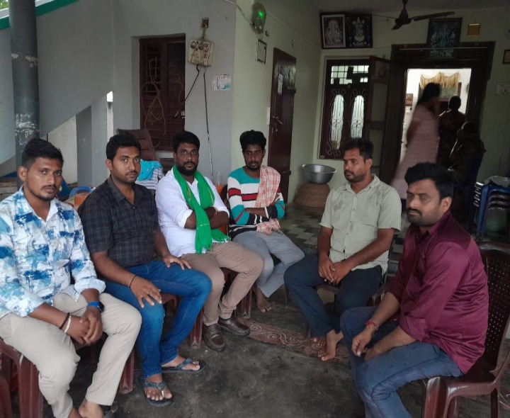 కుటుంబాన్ని పరామర్శించిన జిల్లా గ్రంధాలయ ఛైర్మన్