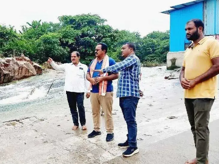 వరద ప్రాంతాన్ని పరిశీలించిన అధికారులు