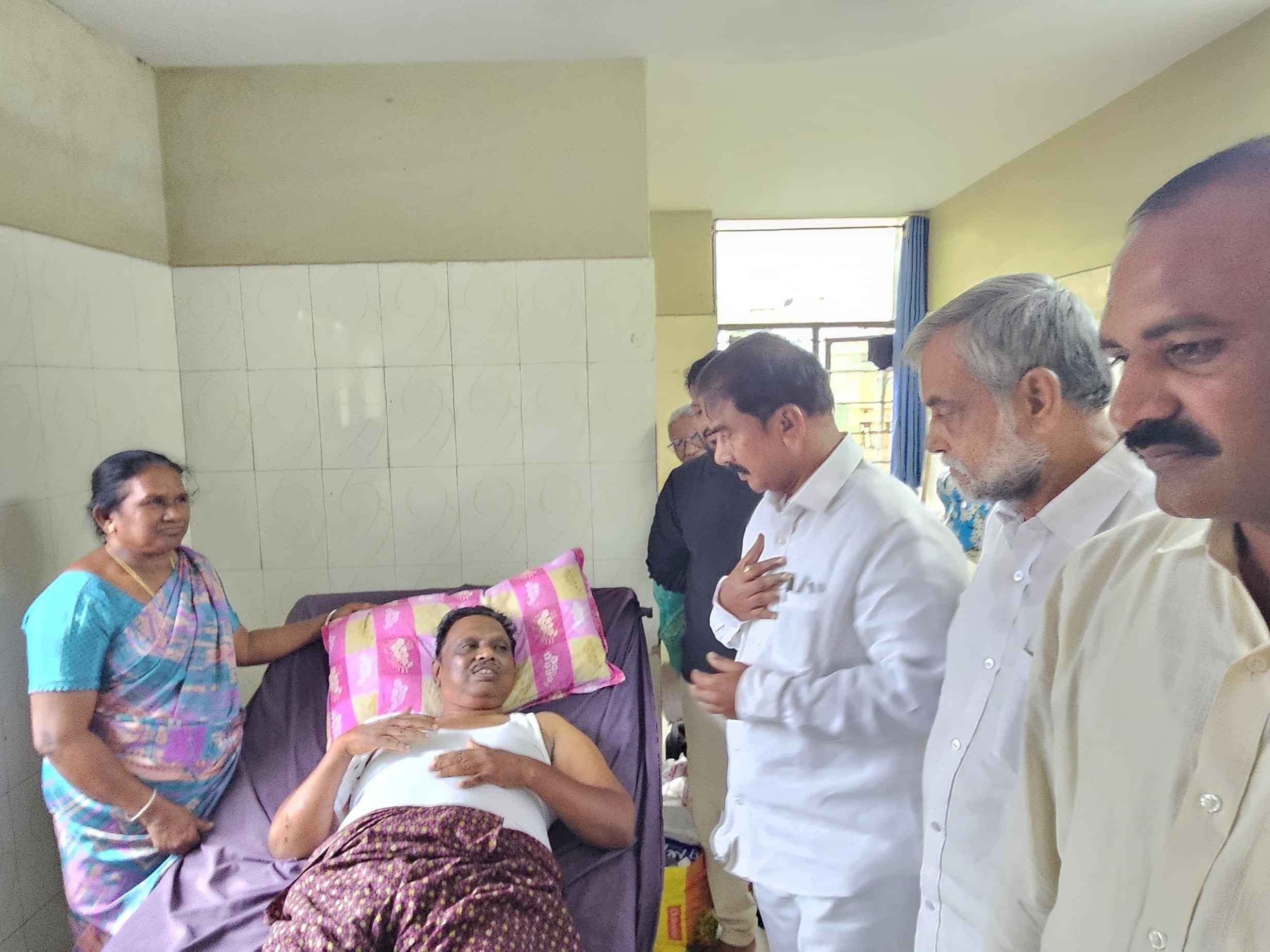 విజయవాడ హాస్పటల్లో పలువురిని పరామర్శించిన: MLA