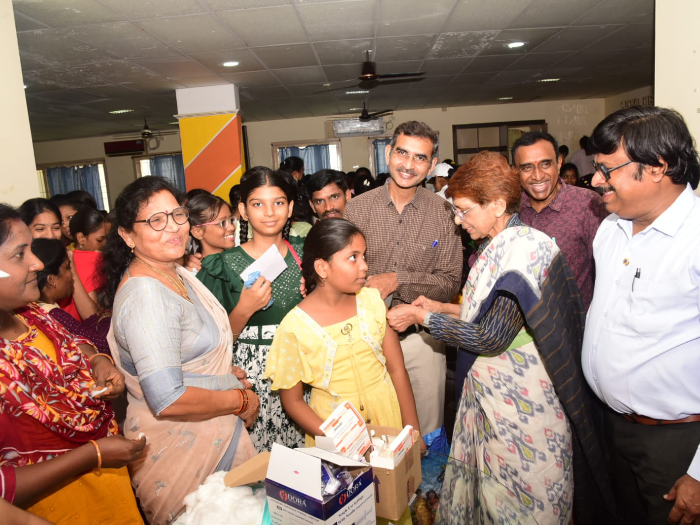 జిల్లాలో బాలికలకు నియంత్ర‌ణ టీకాలు