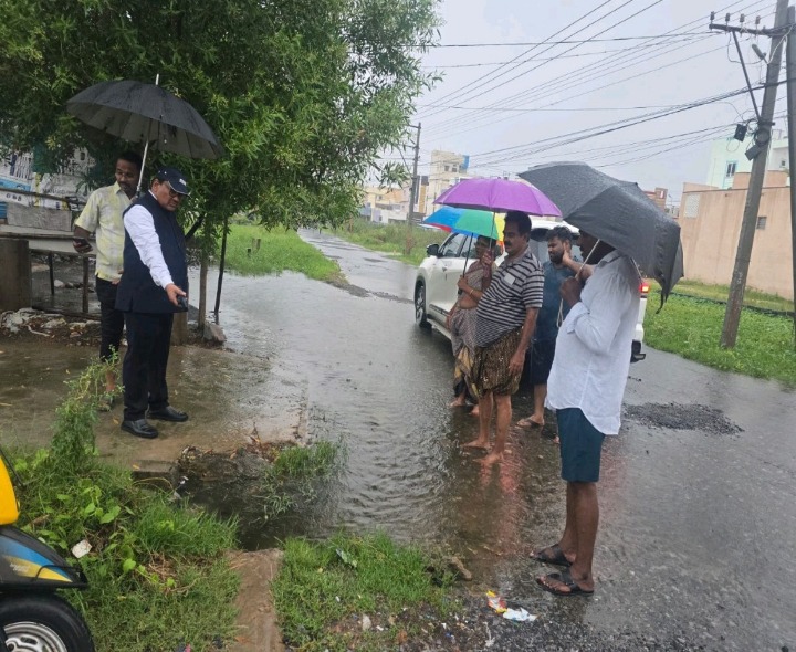 అధికారులకు సెలవు రద్దు చేసిన కమిషనర్