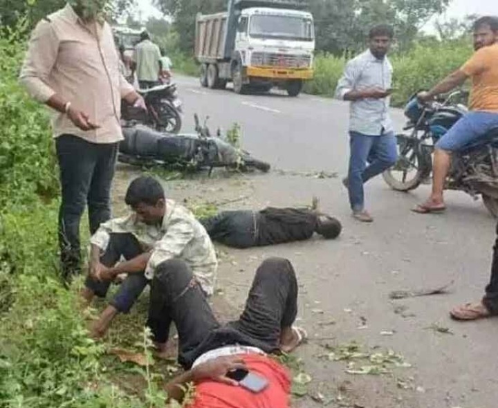 రోడ్డు ప్రమాదం.. యువకులకు గాయాలు