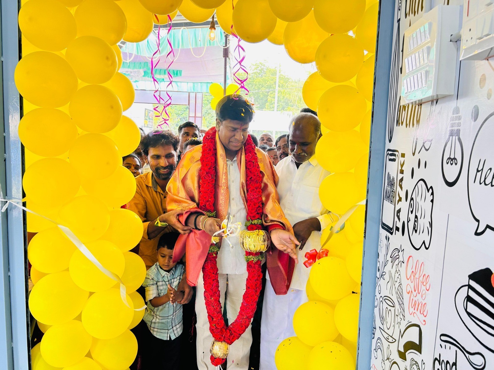 టీ స్టాల్ ప్రారంభించిన ఎమ్మెల్యే