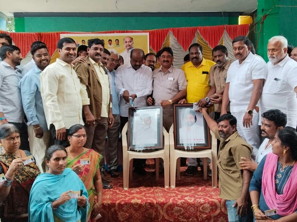 సీఎం, డిప్యూటీ సీఎం చిత్రపటాలకు పాలాభిషేకం