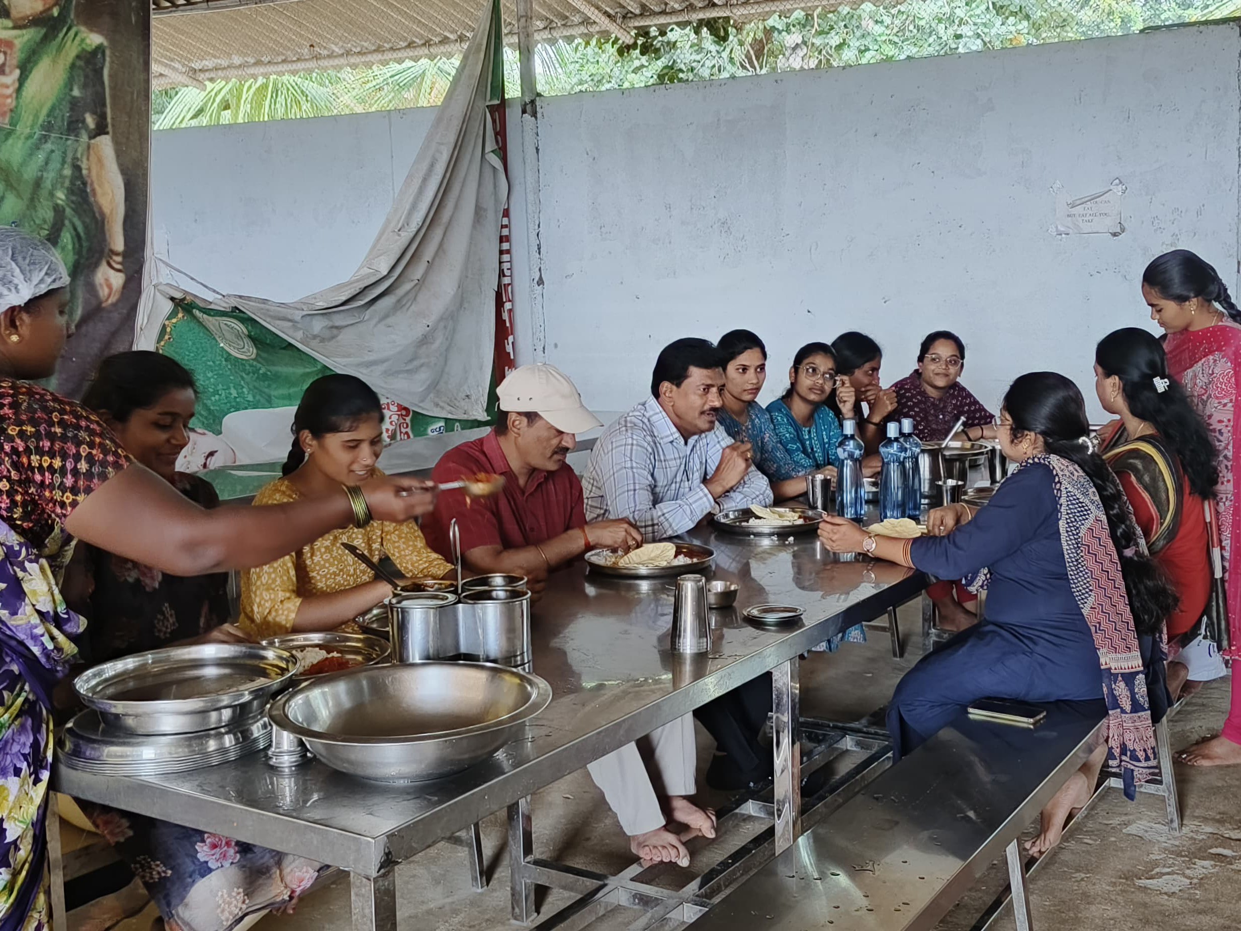 స్టూడెంట్స్‌తో కలిసి భోజనం చేసిన అదనపు కలెక్టర్