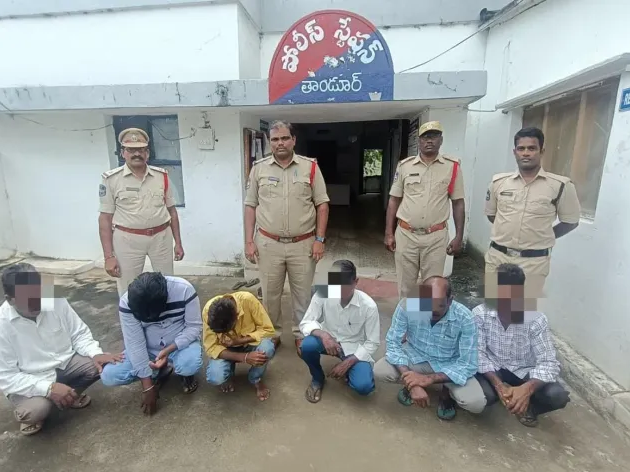 పేకాట ఆడుతున్న ఆరుగురు వ్యక్తుల అరెస్ట్