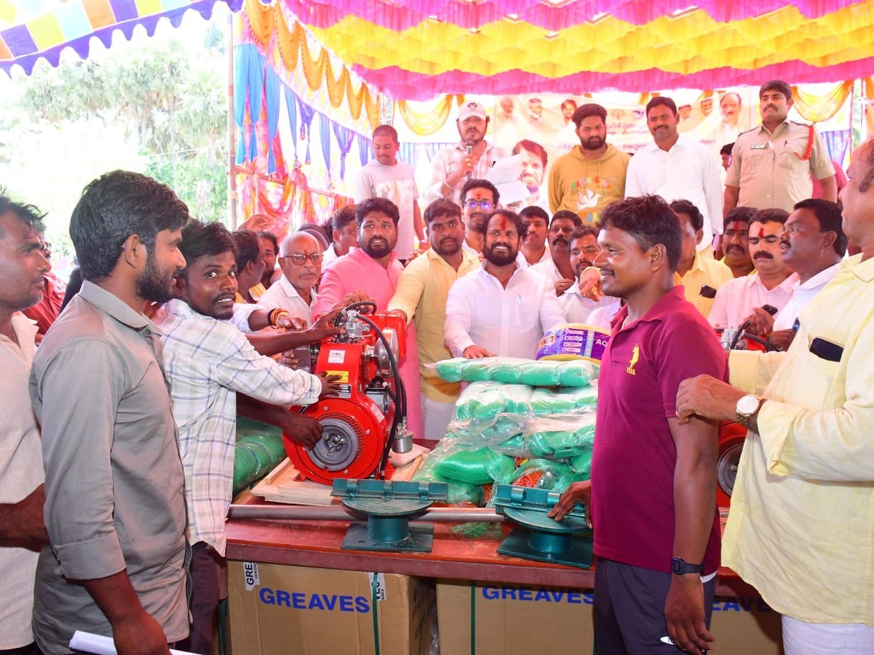 మత్స్యకారులకు అండగా ఉంటాం: ఎమ్మెల్యే