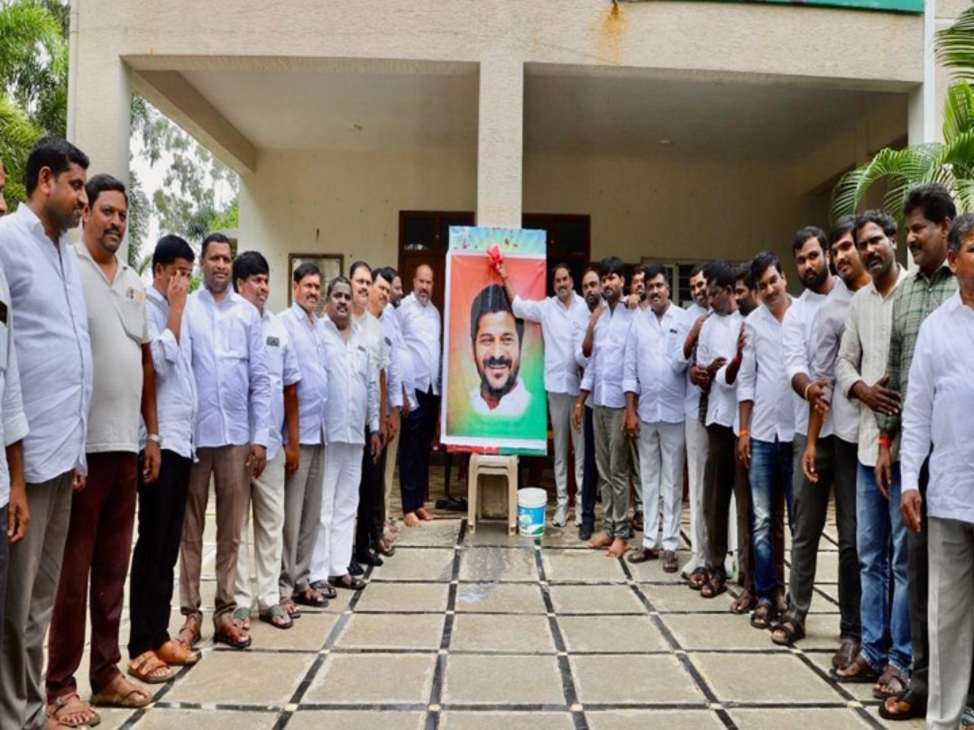నిధులు మంజూరు.. సీఎం చిత్రపటానికి పాలాభిషేకం