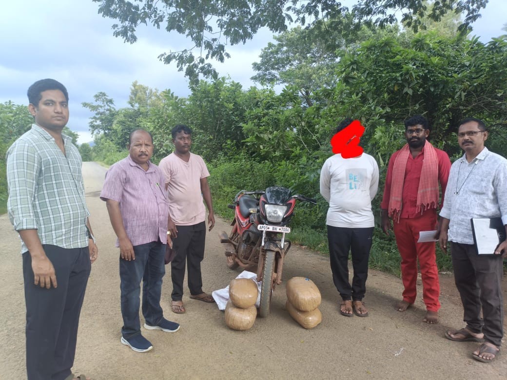 చీడిపాలెం జంక్షన్ వద్ద గంజాయి స్వాధీనం