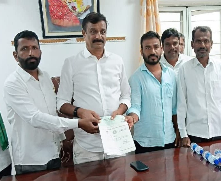 ‘దరఖాస్తులు ఉంటే క్యాంపు కార్యాలయంలో అందజేయాలి’