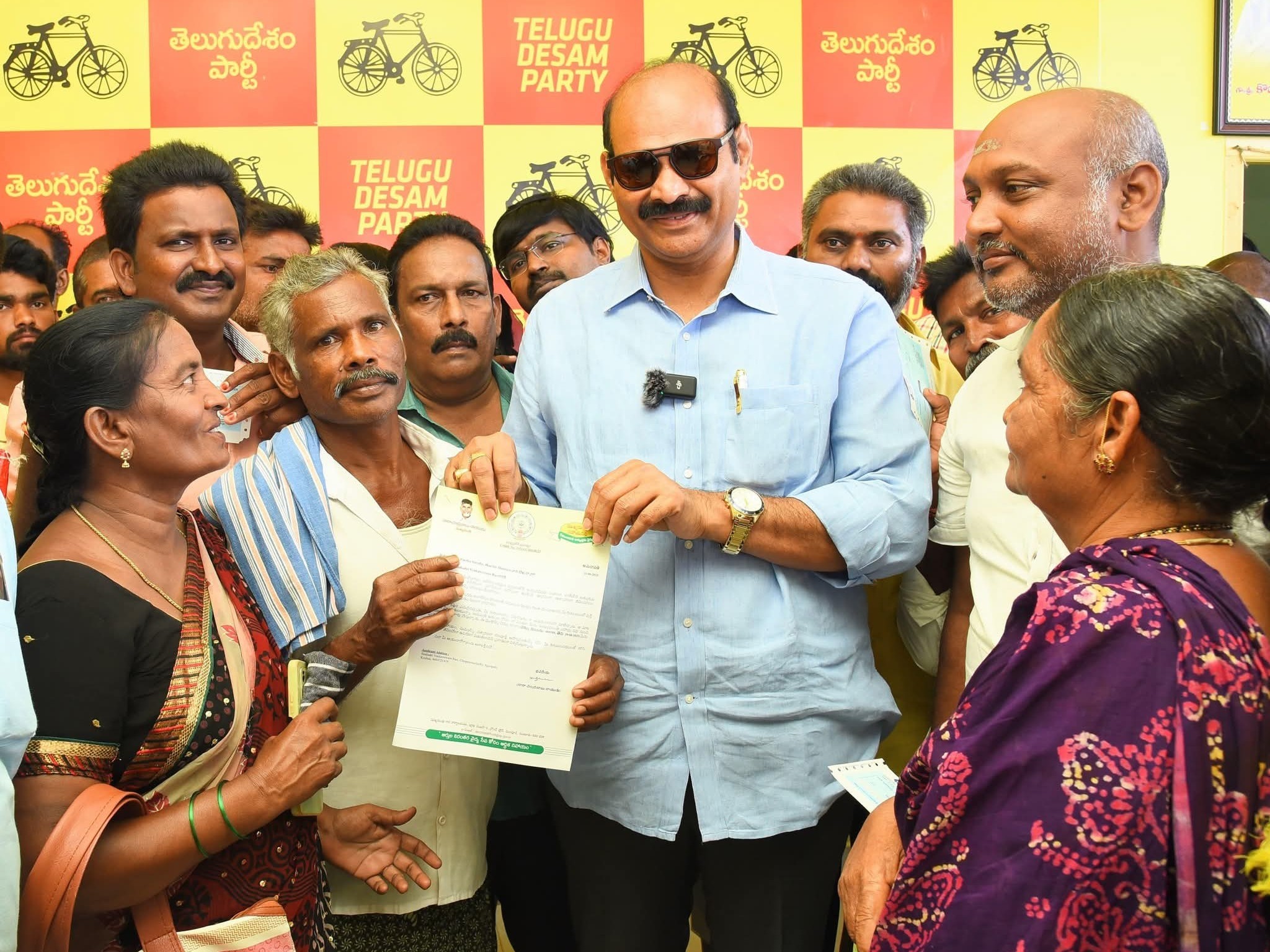 సీఎంఆర్ఎఫ్ చెక్కులు అందచేసిన మంత్రి