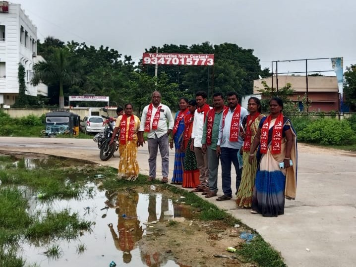 అపరిశుభ్రంగా మారిన చెన్నూర్ బస్టాండ్