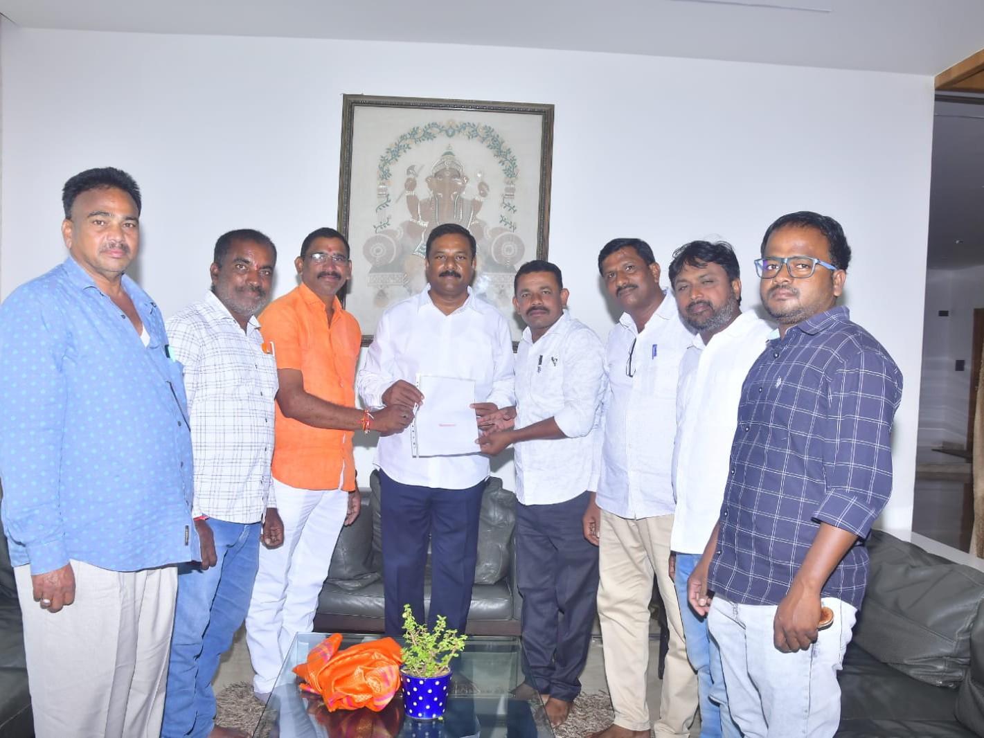 ఎల్ఐసీ భవన నిర్మాణ ప్రొసీడింగ్ కాపీ అందజేత
