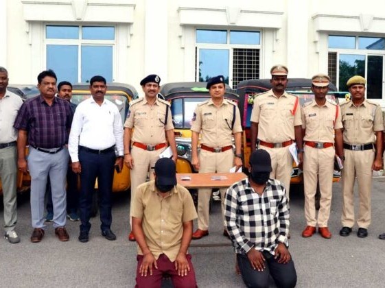 అంతర్​ జిల్లా దొంగల అరెస్ట్