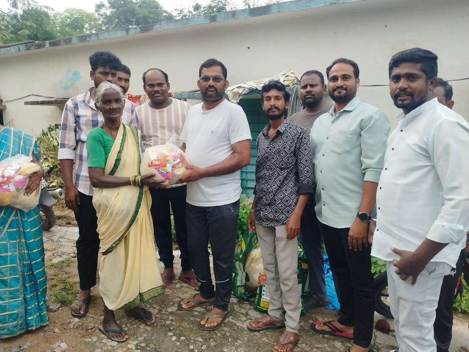 వరద బాధితులకు నిత్యావసర వస్తువుల పంపిణీ