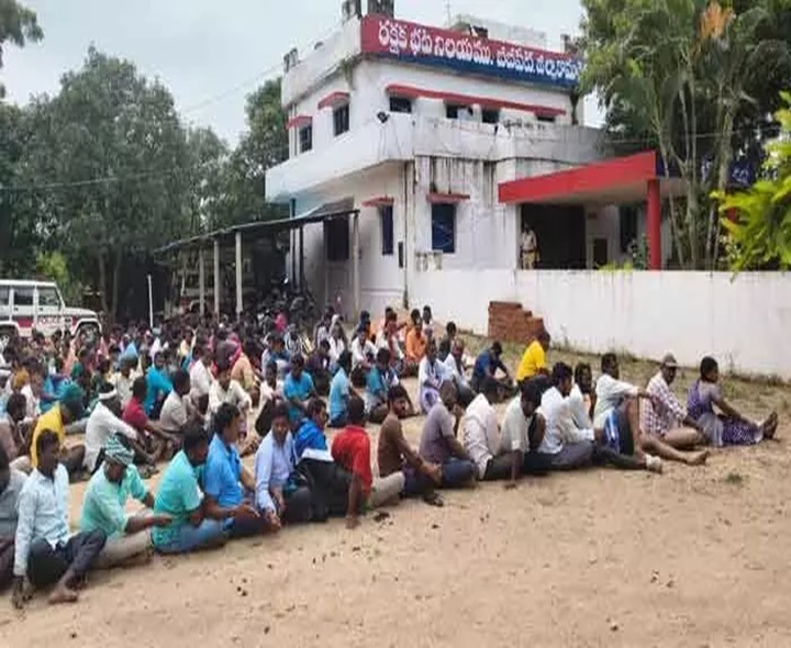 యూరియా కోసం పోలీస్ స్టేషన్‌కు రైతులు