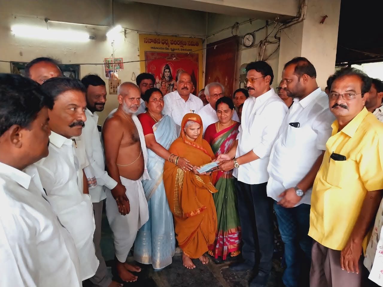 ప్రమాద బీమా క్లెయిమ్ చెక్కు అందించిన ఎమ్మెల్యే