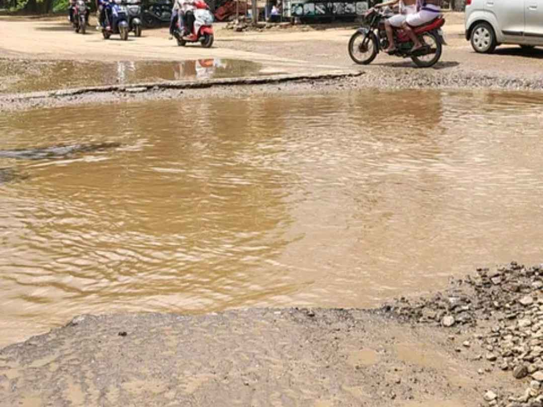 గాజువాకలో రోడ్డు గుంతలతో ప్రయాణికులు ఇబ్బందులు