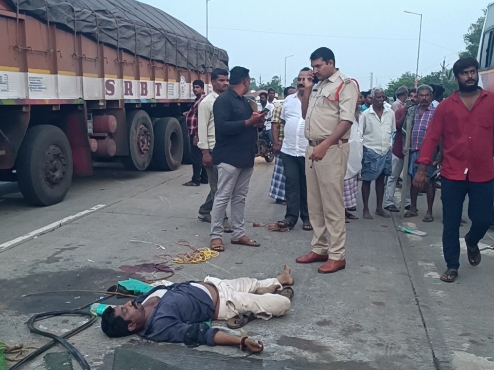 ఆటోను ఢీకొట్టిన బస్సు.. ఒకరు మృతి
