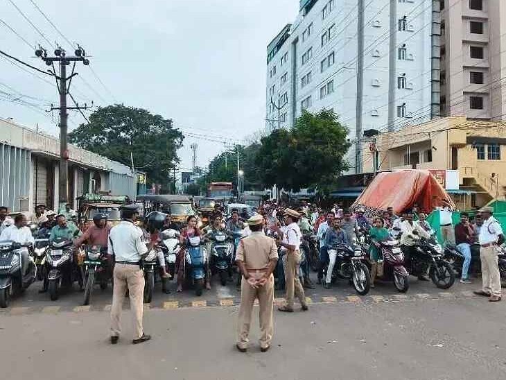 ట్రాఫిక్ చట్టాలపై అవగాహన కల్పించిన సీఐ