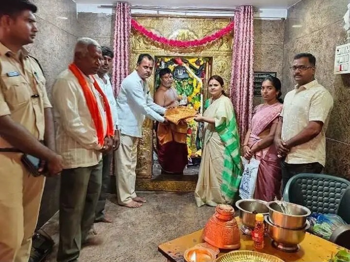 ఆంజనేయ స్వామిని దర్శించుకున్న కల్వకుర్తి జడ్జి