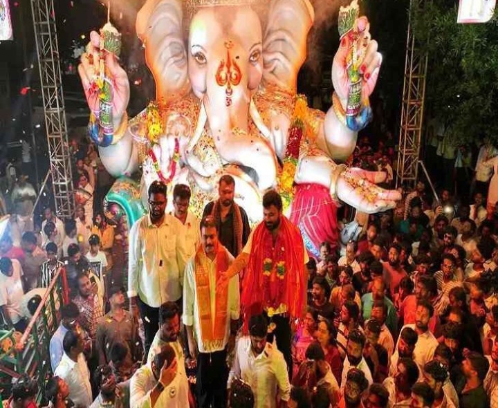భారీ ధర పలికిన గణనాథుడి లడ్డూ