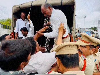 మంత్రి కోమ‌టిరెడ్డిని క‌లిసేందుకు వ‌చ్చిన రైతులు అరెస్ట్‌