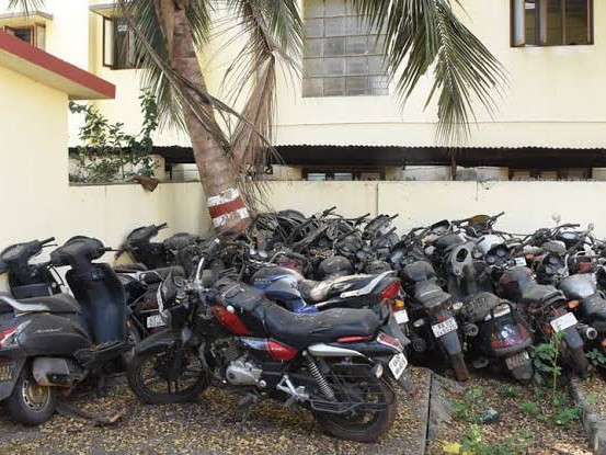 రేపు సీజ్ చేసిన వాహనాలకు వేలం