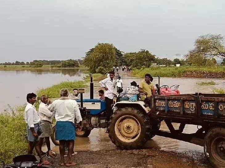 పెద్దవాగు ఉద్ధృతి.. రాకపోకలకు అంతరాయం