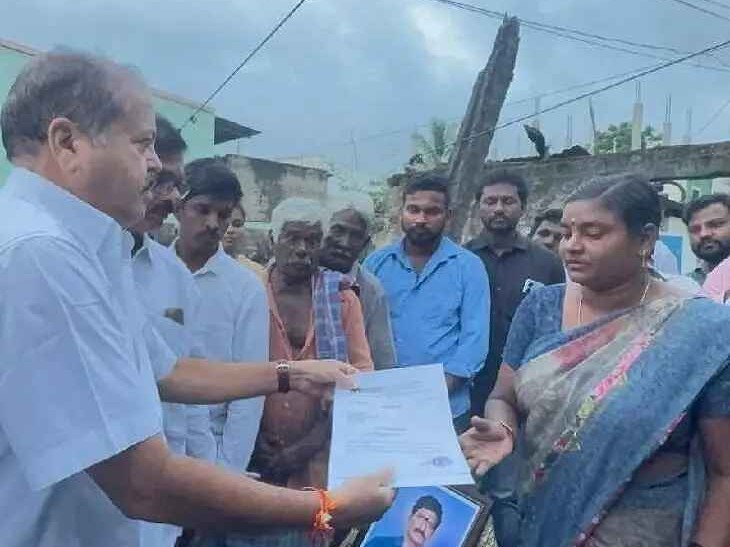 ప్రమాద బీమా చెక్కు పంపిణీ చేసిన ఎమ్మెల్యే