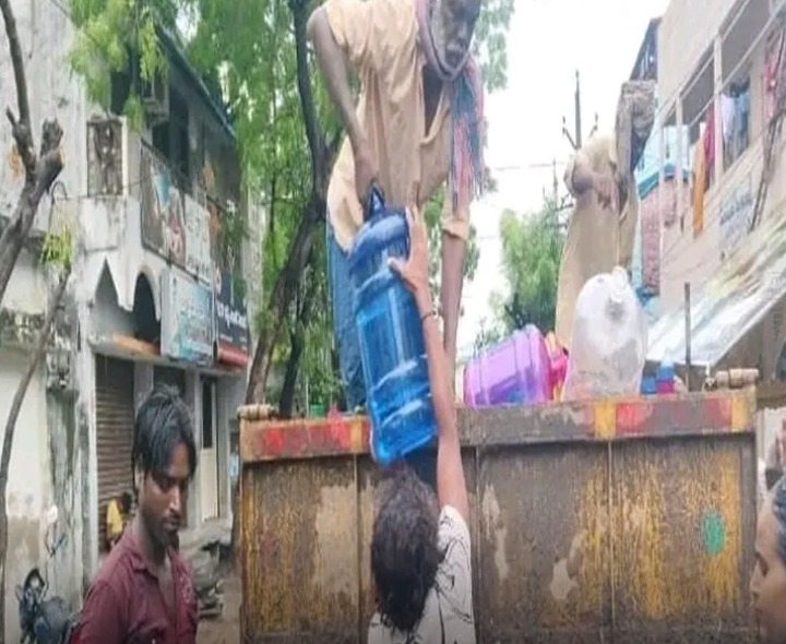 చెత్త ట్రాక్టర్‌లో తాగునీరు పంపిణీ