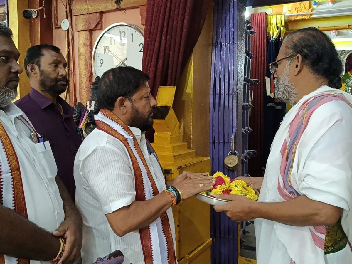 ప్రత్యేక పూజలు చేసిన మార్కెట్ ఛైర్మన్ వేణారెడ్డి