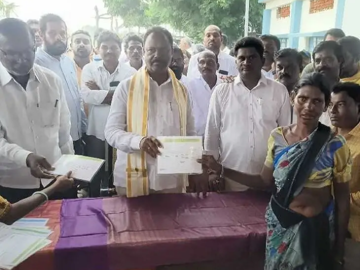 నూతన రేషన్ కార్డులను పంపిణీ చేసిన: MLA