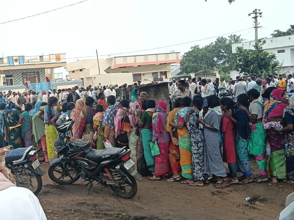 యూరియా కోసం రైతుల కష్టాలు వర్ణనాతీతం