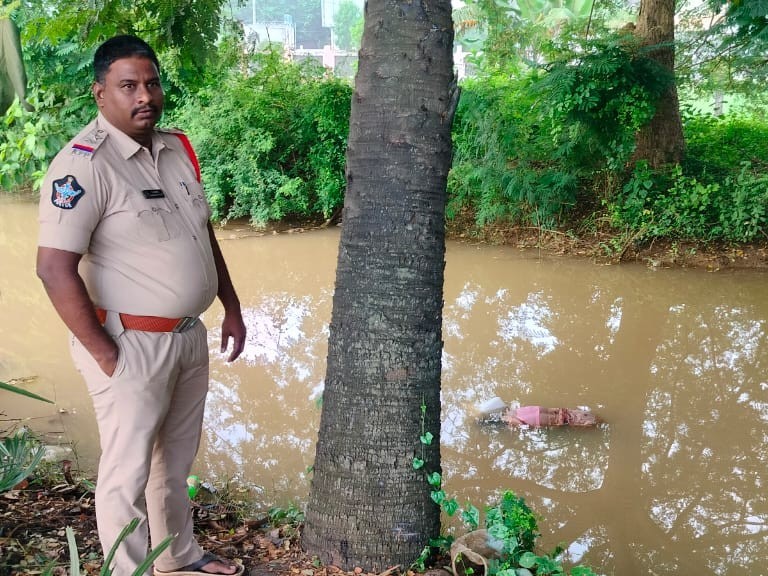 పంట కాలవలో గుర్తు తెలియని మహిళ మృతదేహం లభ్యం